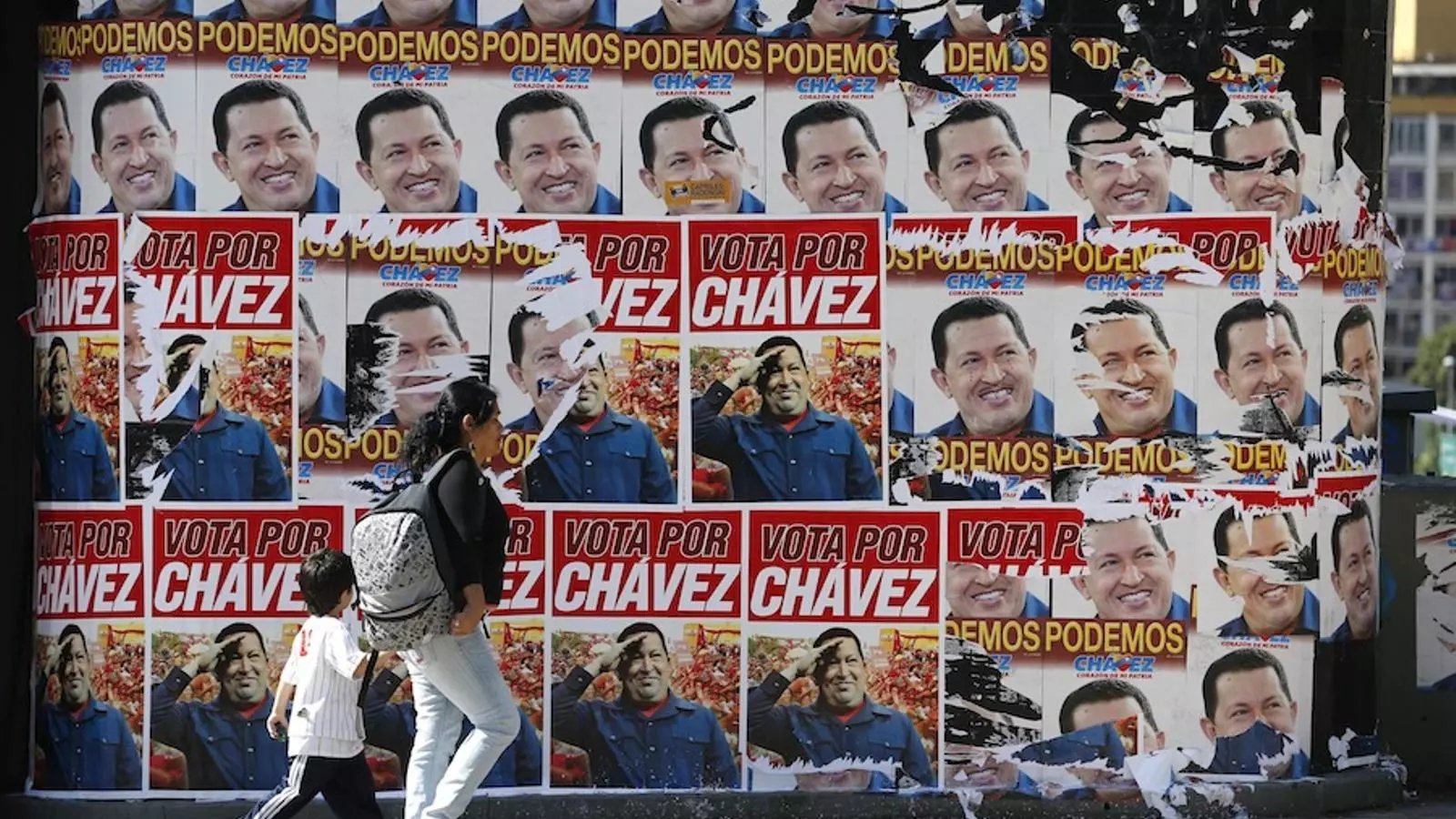 Cartells que demanen el vot per Chávez als carrers de Caracas / JORGE SILVA / REUTERS