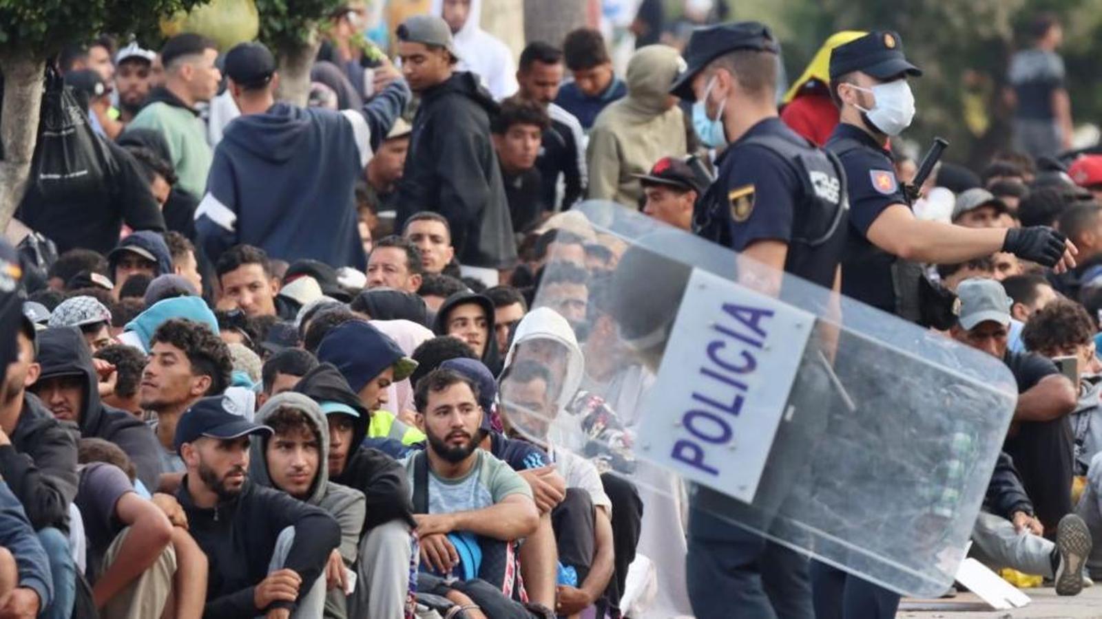 Migrants at the gates of Loma Colmenar, in Ceuta.