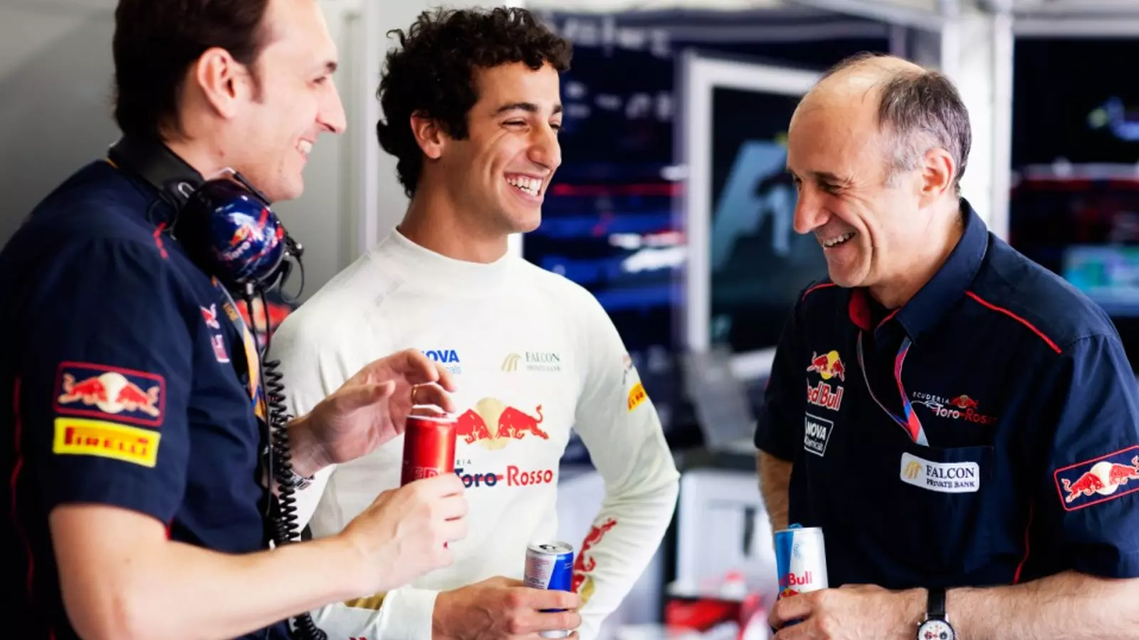 Daniel Ricciardo, al centre de la imatge, amb Toro Rosso. TOROROSSO.COM