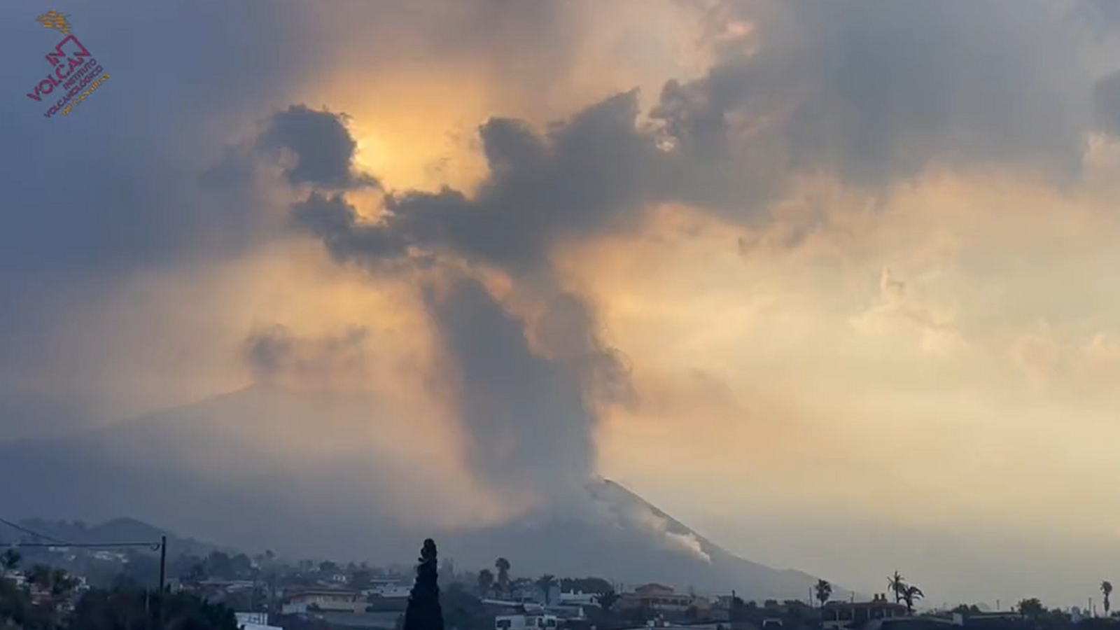 Les emissions de sofre del volcà de La Palma aquest dilluns en una imatge de l'Involcan