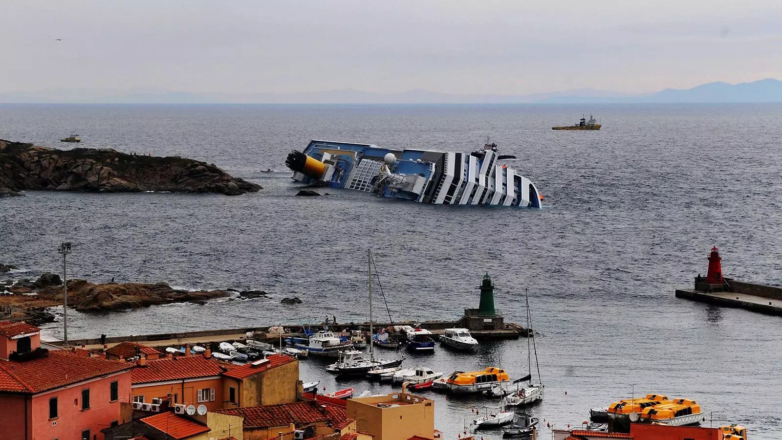 El Costa Concòrdia la vora de l'illa de Giglio a Itàlia