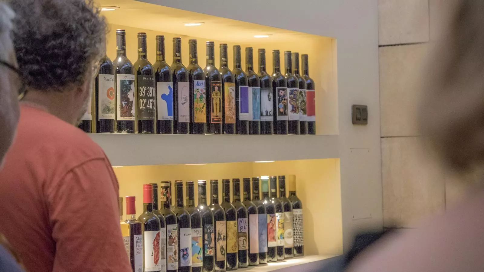 Cada botella de vi porta una etiqueta feta per un artista, perqu� a Maci� Batle el vi es considera art.JPG