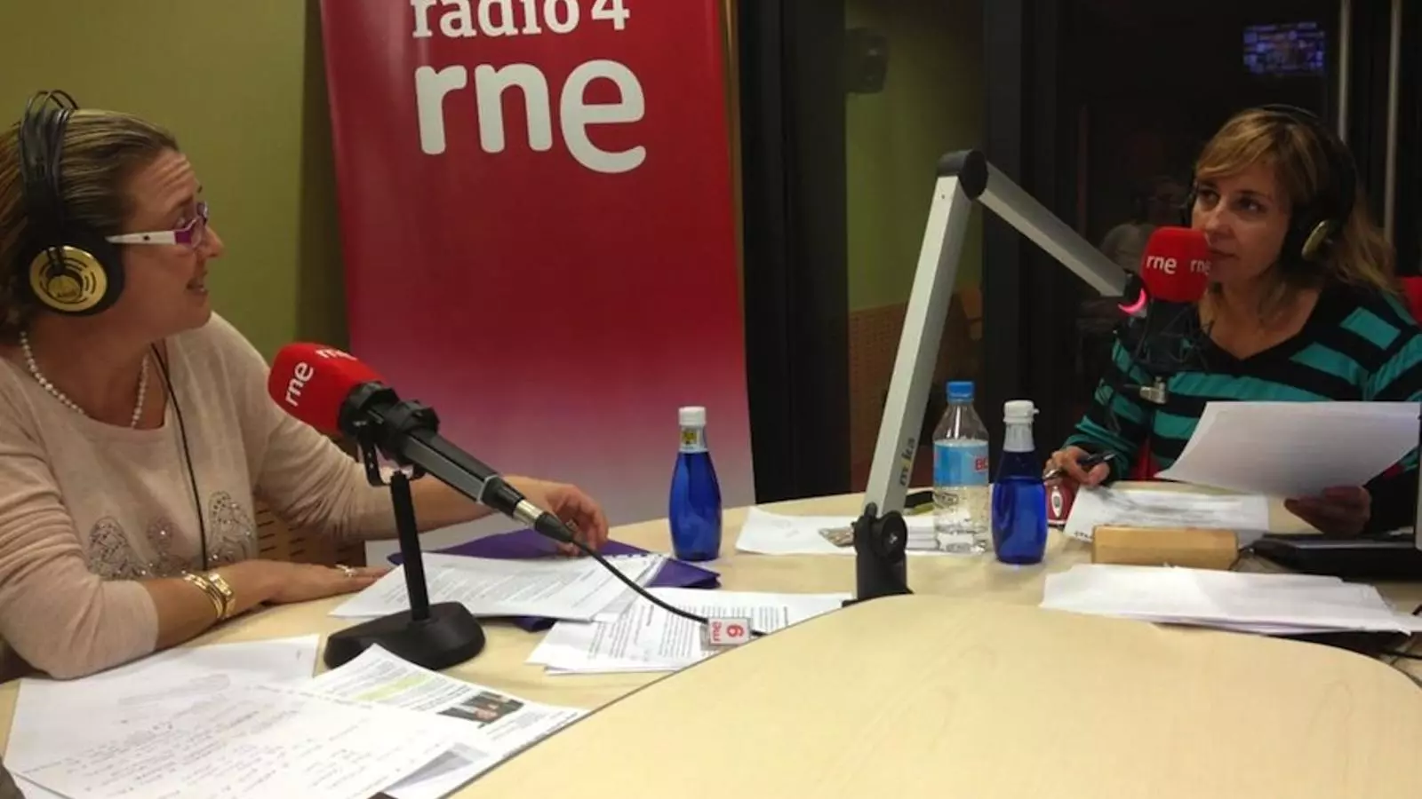 Anna Tarrés als estudis de Ràdio 4 amb la presentadora Xantal Llavina