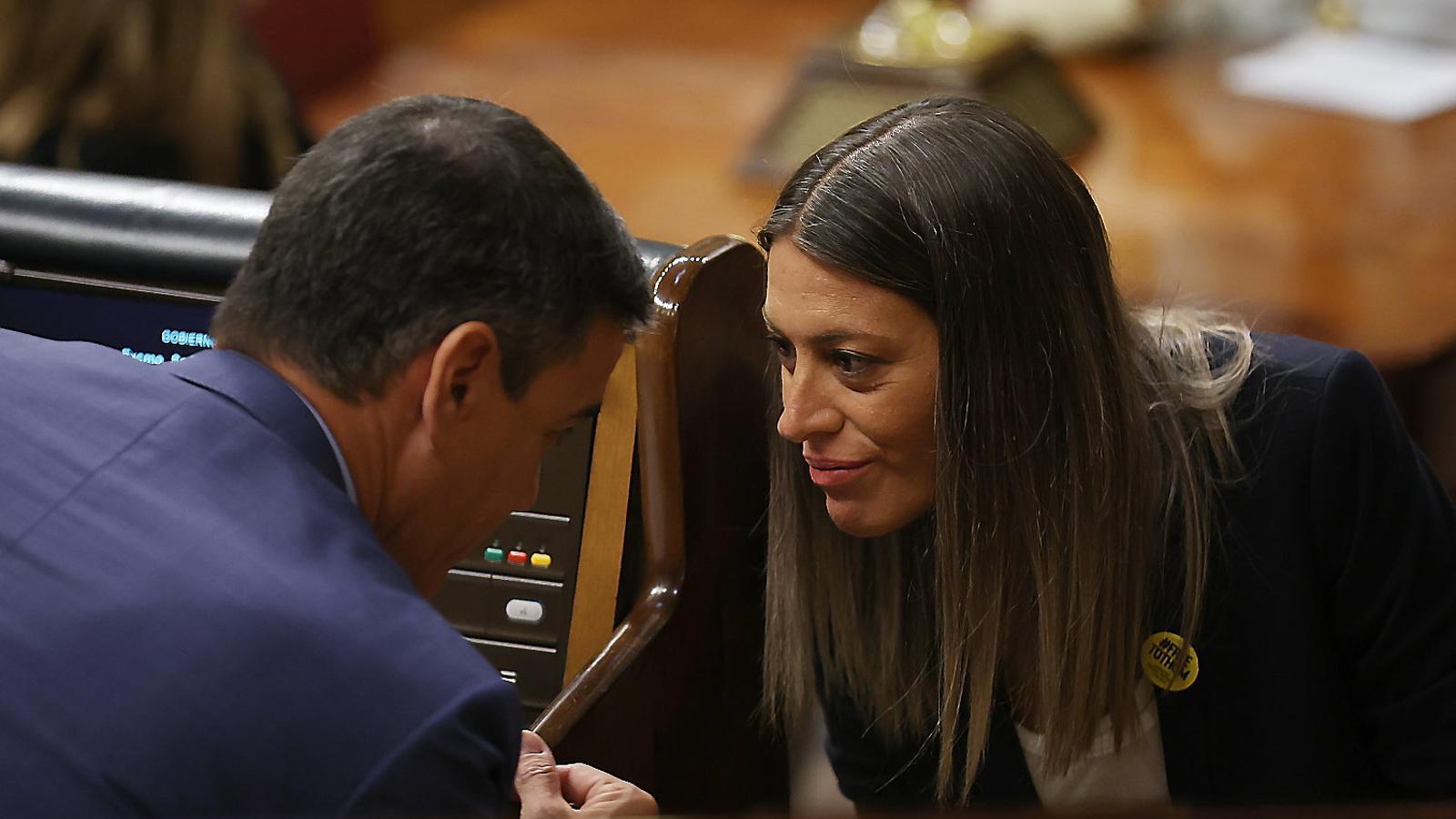 Spanish President Pedro Sánchez speaking with Junts spokesperson Míriam Nogueras in Congress.