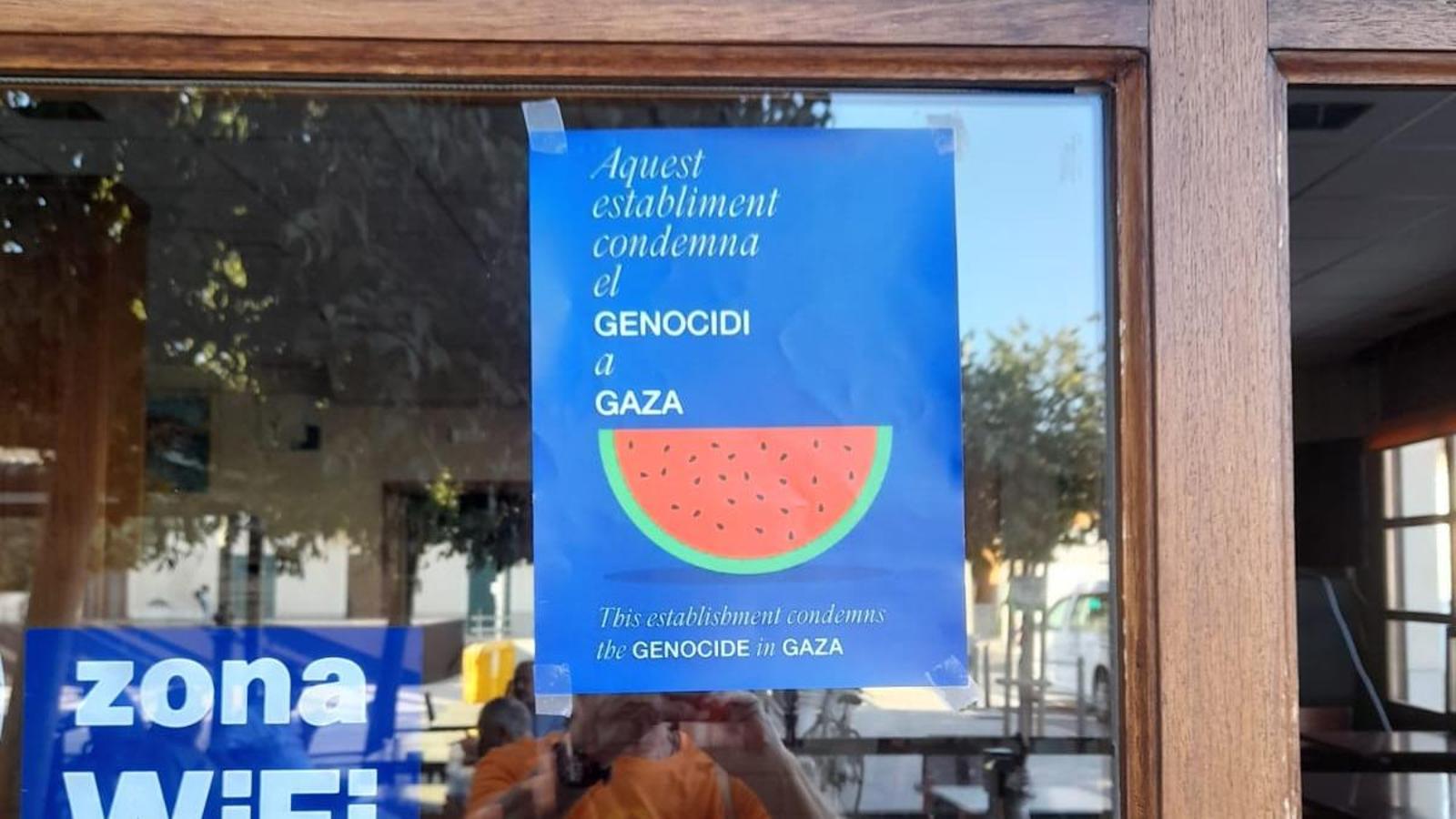 Solidaritätsplakat mit Palästina in einem Geschäft auf Mallorca