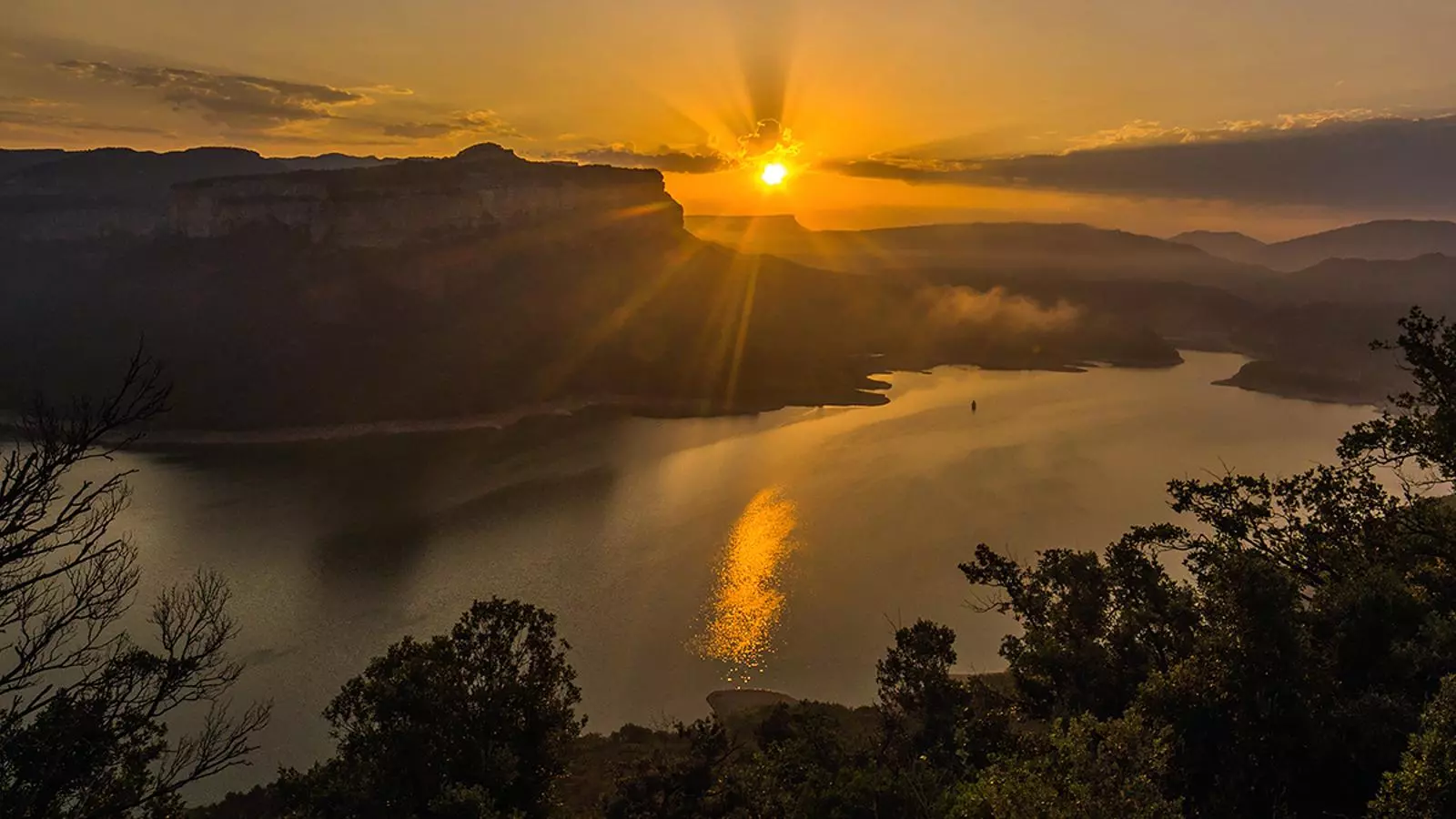 La sortida de sol d'avui amb vistes al pantà de Sau, des de Tavèrnoles