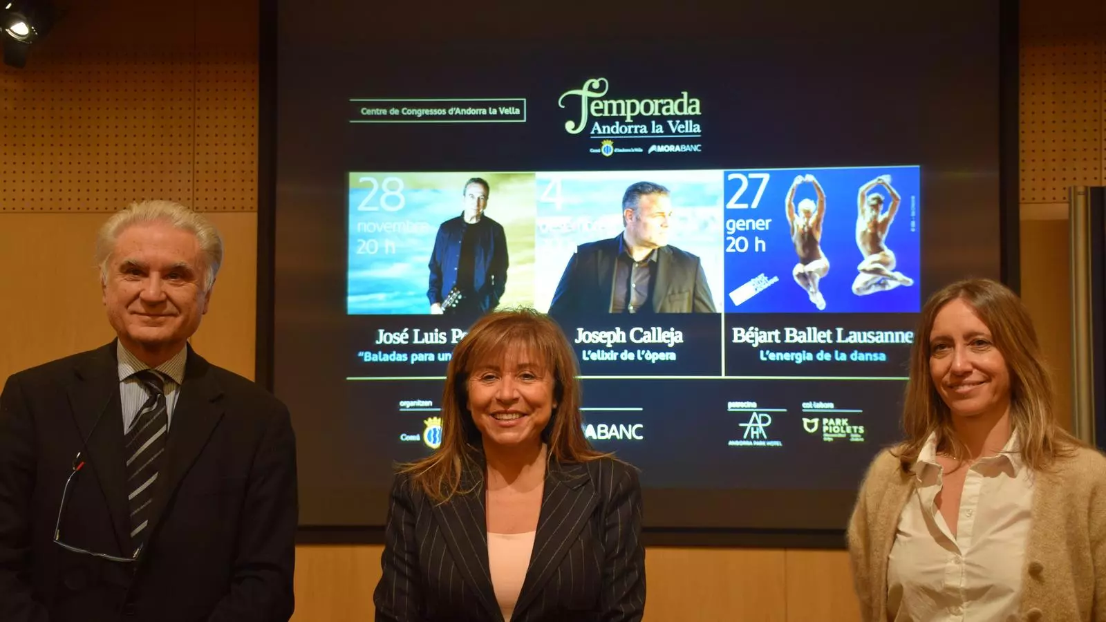 La cònsol major de la capital, Conxita Marsol, el director artístic de l'espectacle, Josep Maria Escribano, i la directora de comunicació i marca de MoraBanc, Mireia Maestre, durant la roda de premsa de presentació dels espectacles de la 27a Temporada Andorra la Vella.