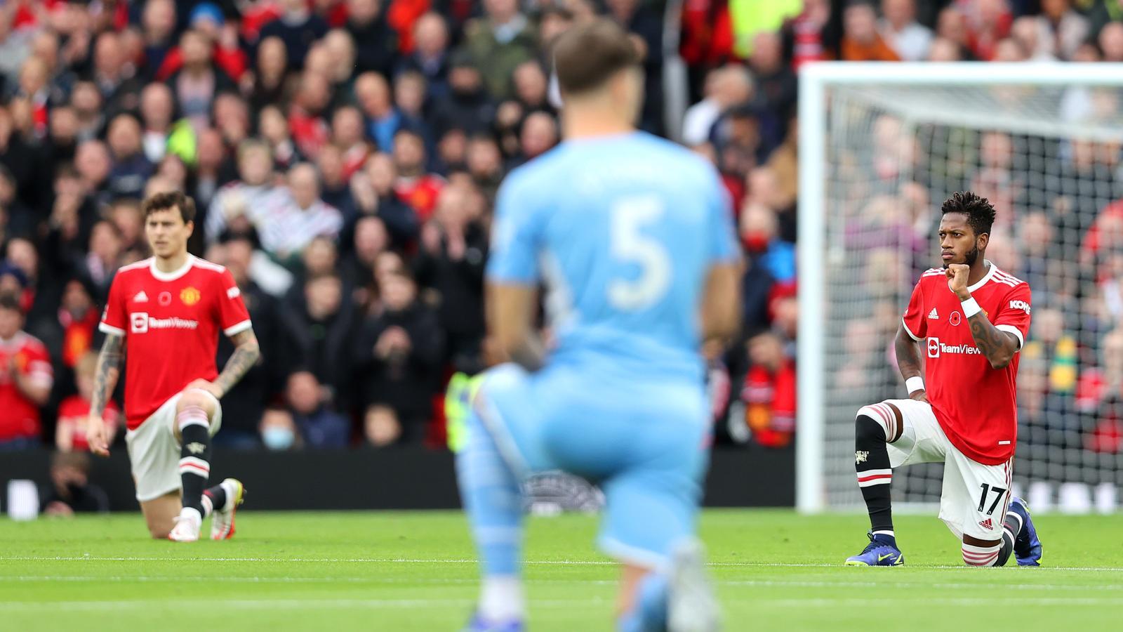 Jugadors del Manchester United es posen de genolls en suport al moviment Black Lives Matter abans d'un partit de la Premier League entre el Manchester United i el Manchester City a Old Trafford