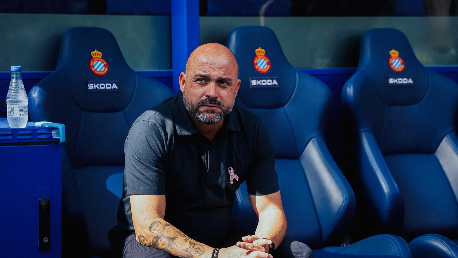 Manolo González on the Espanyol bench during the last match.