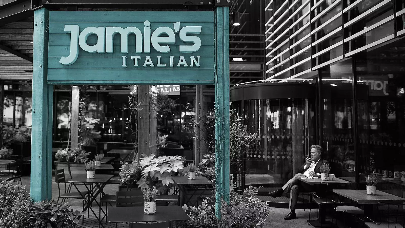 Per què ha fracassat
L’imperi del xef britànic Jamie Oliver “Si una empresa vol tenir èxit en el sector de la restauració, cal que es vagi renovant constantment: des de canviar els menús i les begudes fins a la manera de relacionar-se amb els clients”, apunta Simon Mydlowski, analista expert en aquest àmbit, en declaracions a la BBC. I afegeix: “Cal, alhora, saber diferenciar-se de la resta”.