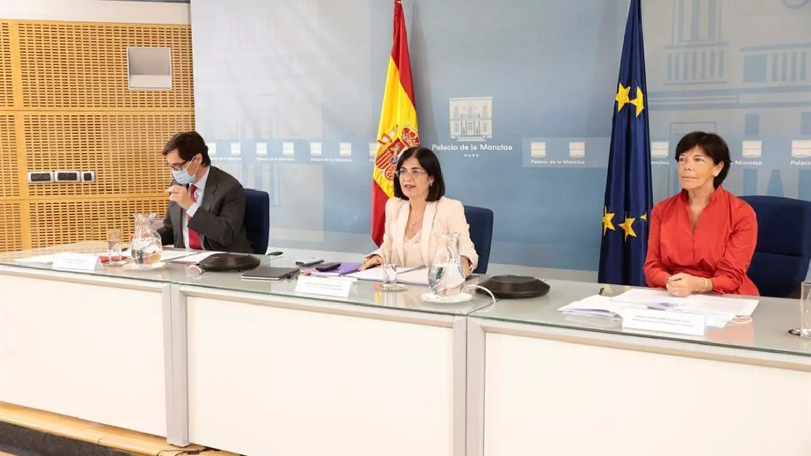 El ministre d'Educació, Salvador Illa; la ministra de Política Territorial i Funció Pública, Carolina Darias; i la ministra d'Educació, Isabel Celaá, s'han reunit aquest dijous amb les comunitats autònomes en una conferència sectorial mixta per parlar dels protocols i les mesures per l'inici del curs escolar 2020-21