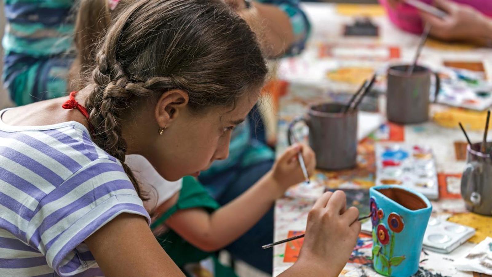 Alumnos haciendo manualidades en la escuela.