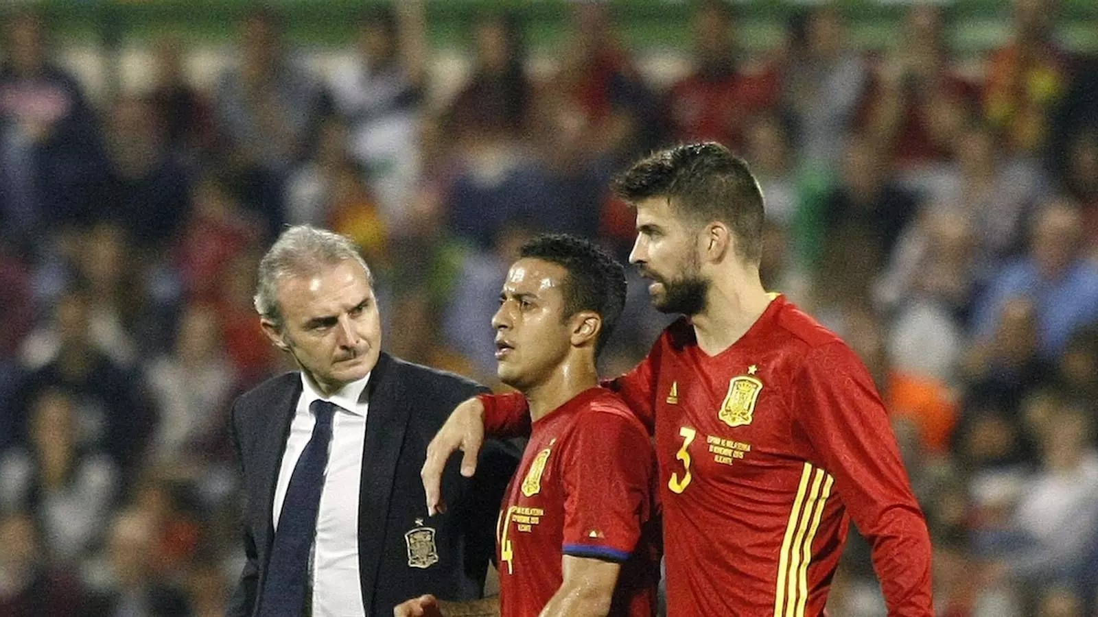 Piqué acompanya Thiago, que s'ha lesionat durant l'Espanya-Anglaterra / MORELL / EFE