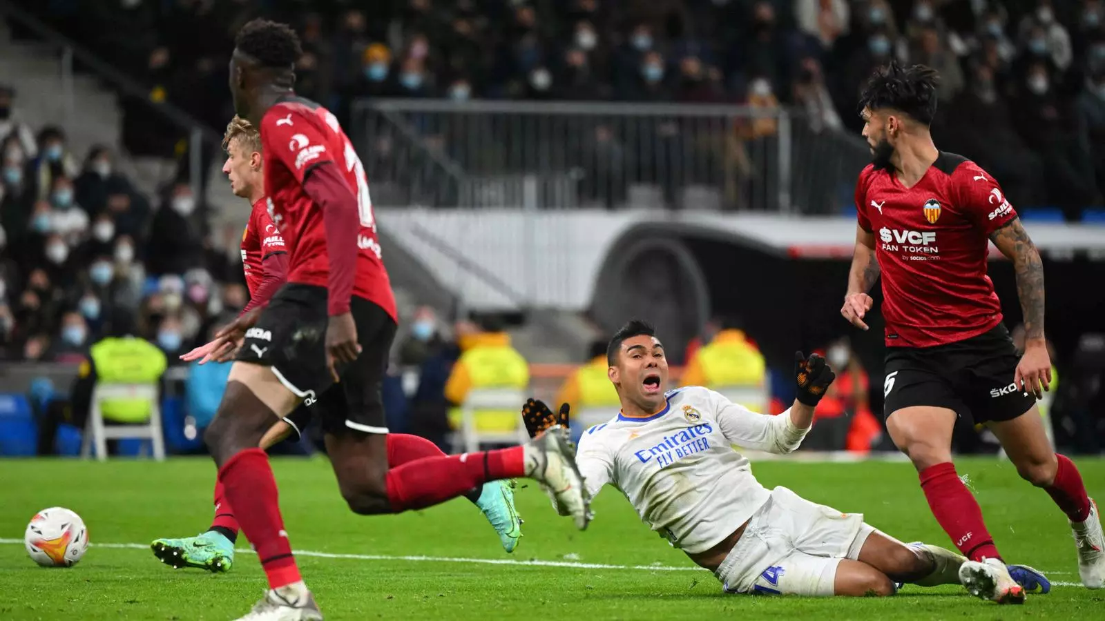 Casemiro reclamant el penal que posteriorment va ser concedit.