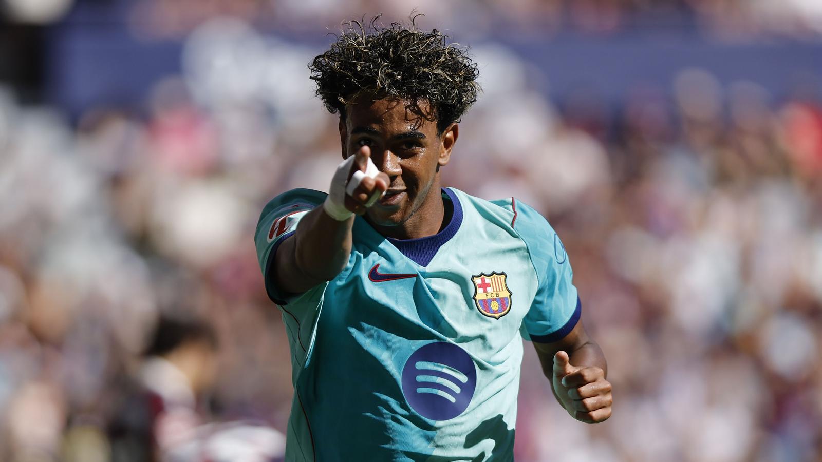 Lamine Yamal celebrates the first of his two goals at the Ciutat de València