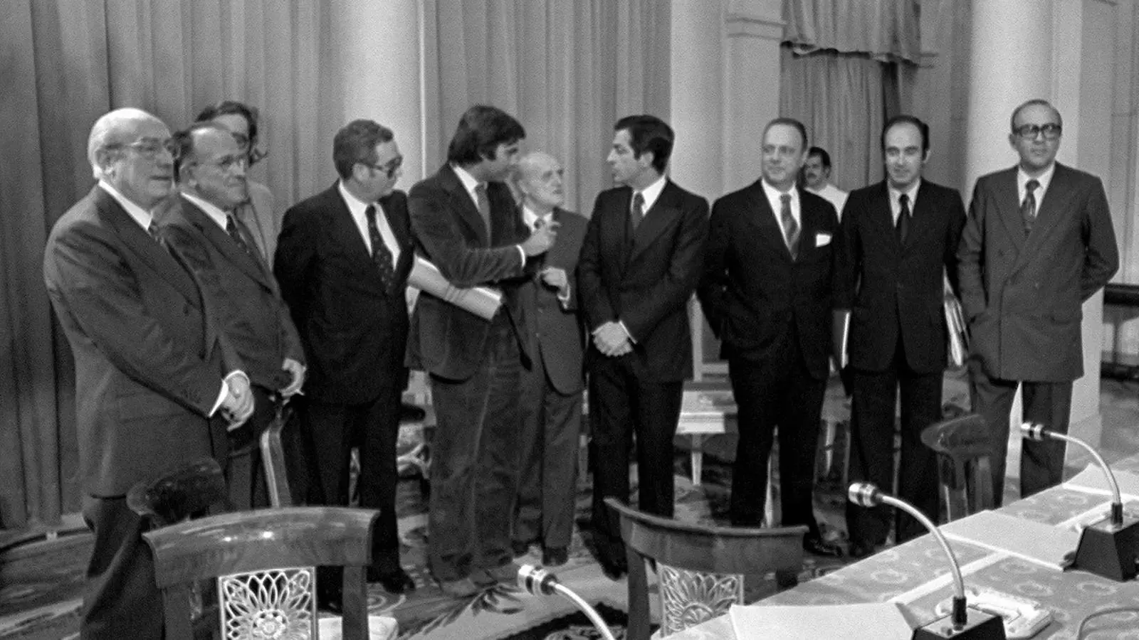Palau de la Moncloa, 25 d'octubre de 1977: d'esquerra a dreta, Enrique Tierno Galván, Santiago Carrillo, Josep Maria Triginer, Joan Raventós, Felipe González, Juan Ajuriaguerra, Adolfo Suárez, Manuel Fraga, Miguel Roca i Leopoldo Calvo Sotelo. EFE / Mondelo