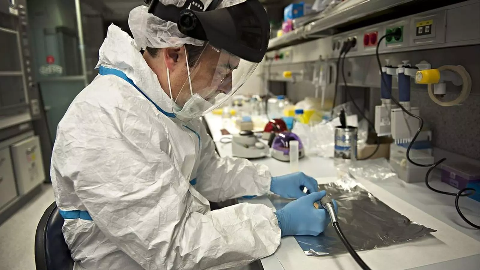 Un investigador, en un centre de recerca de Catalunya, en una imatge d'arxiu.