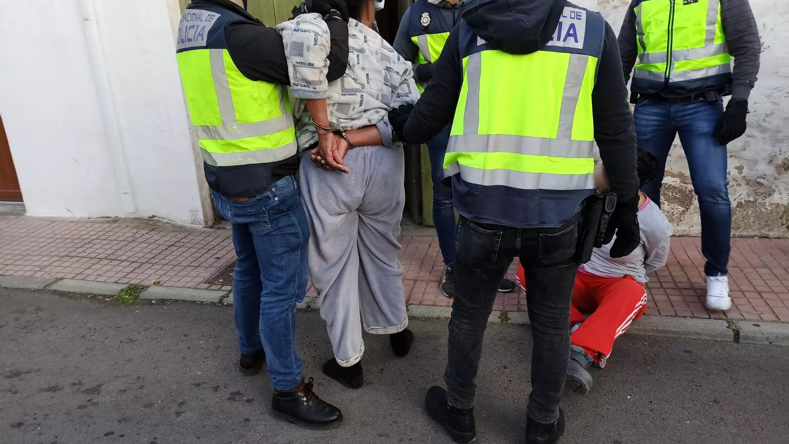 Agents de la Policia Nacional en el moment de la detenció. POLICIA NACIONAL