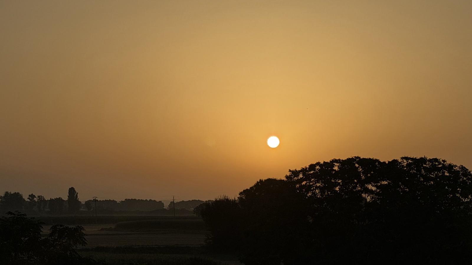 Image of the sun obscured by dust in suspension in Ivars d'Urgell.