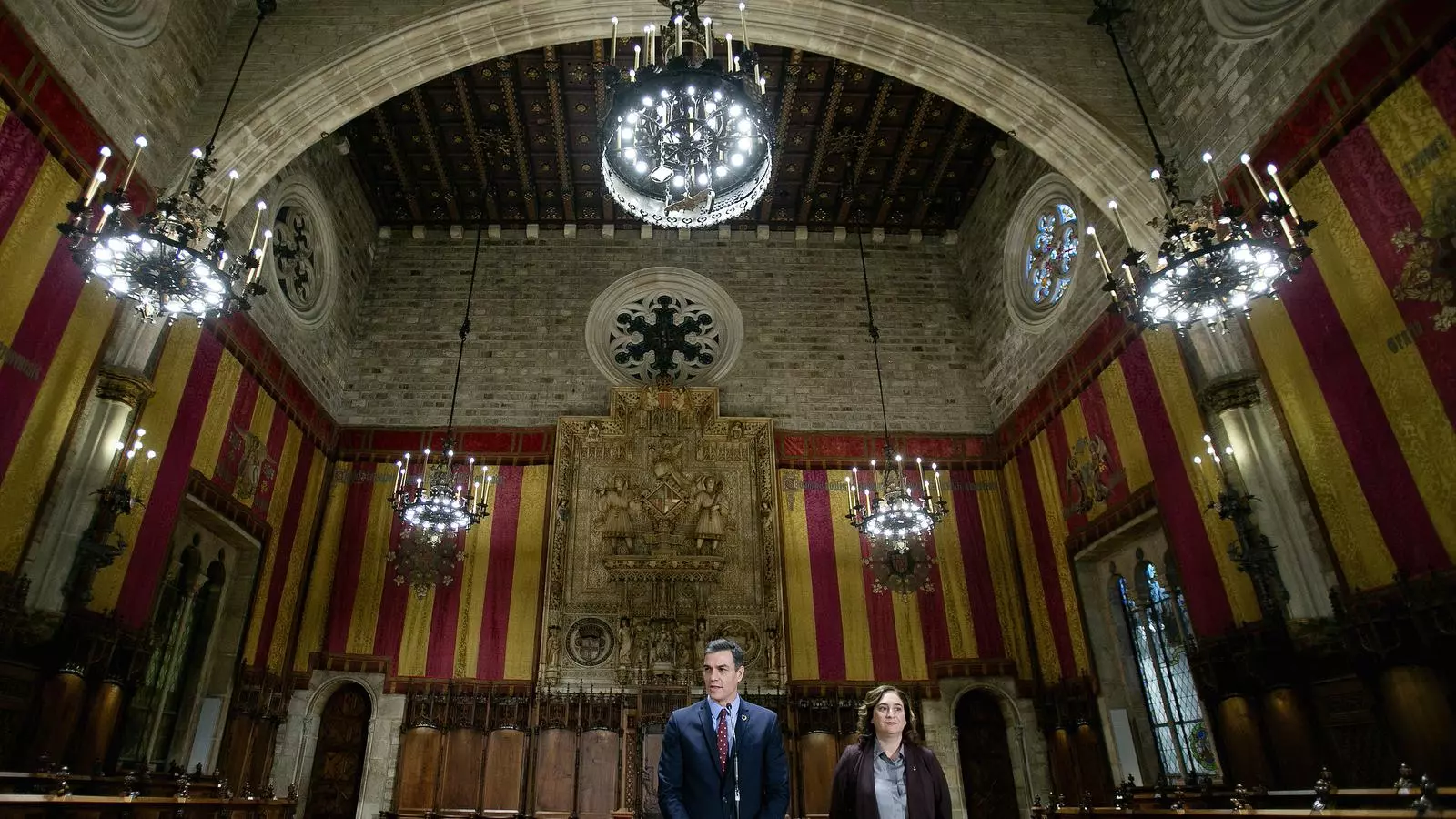 El president espanyol, Pedro Sánchez, i l'alcaldessa de Barcelona, Ada Colau, aquest divendres Saló de Cent de l'Ajuntament de Barcelona