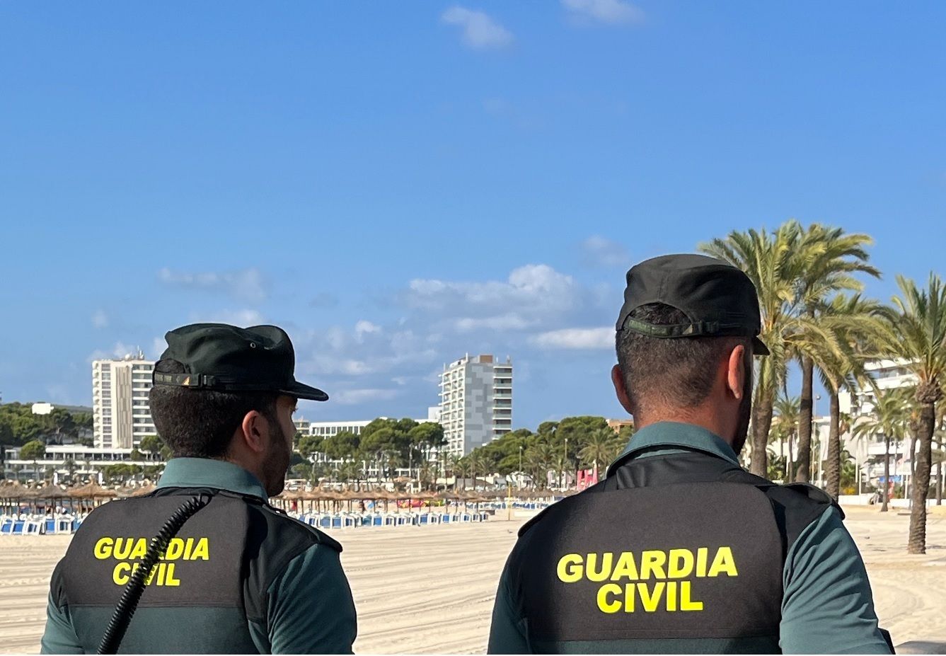 Agents de la Guàrdia Civil a una platja de Mallorca