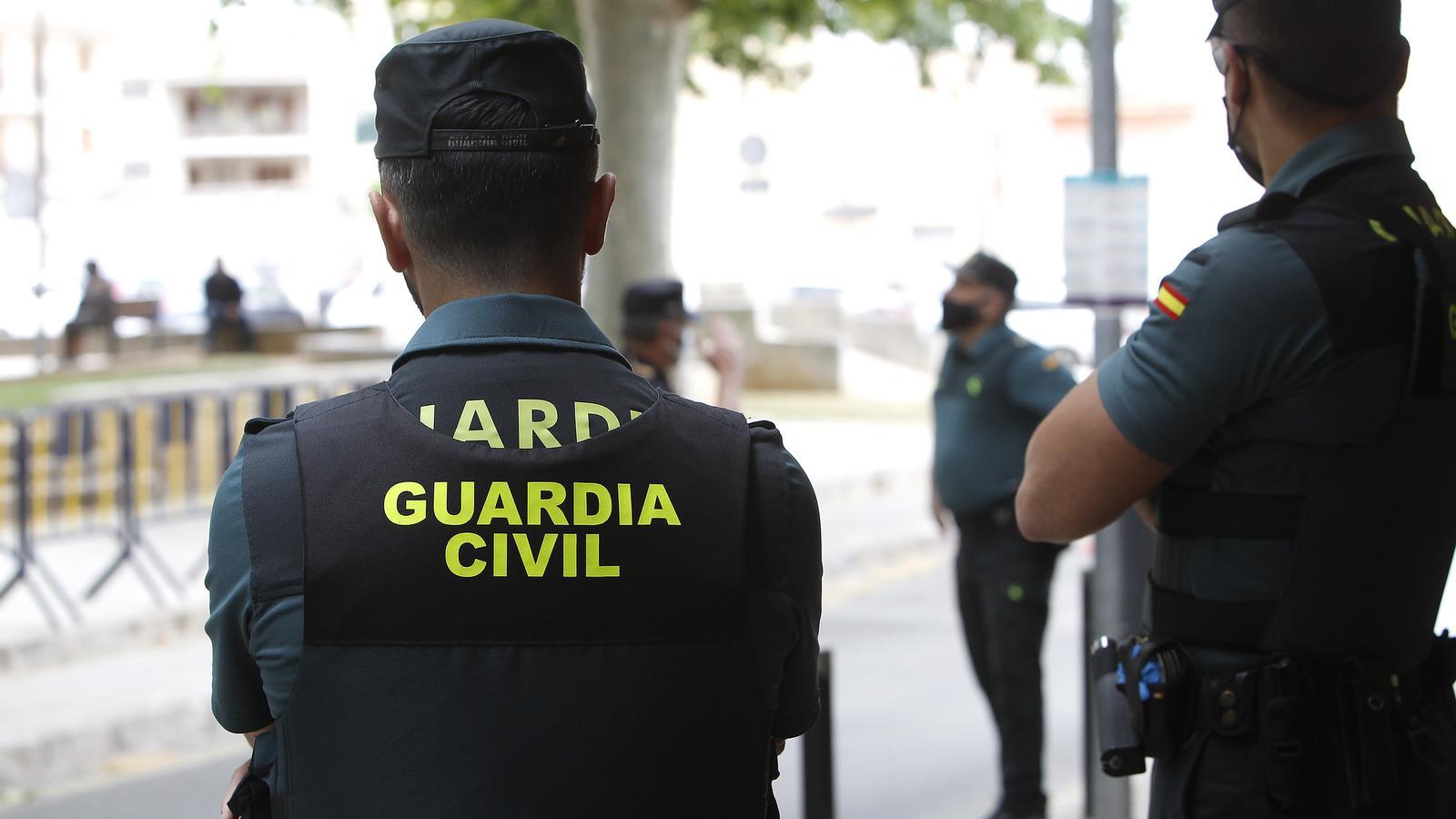 Dos agents de la Guàrdia Civil