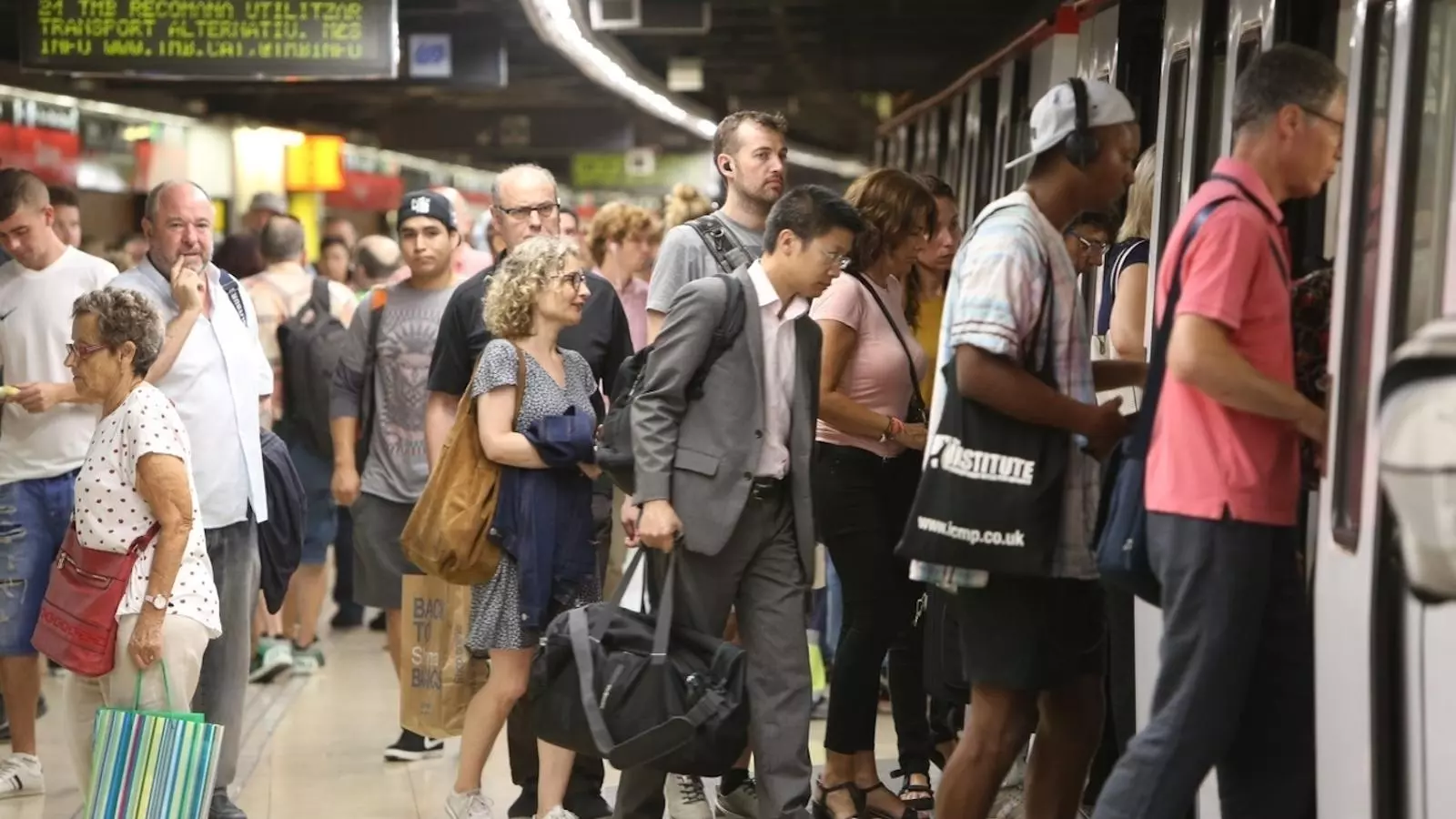 Una de les aglomeracions d'aquest dilluns al metro de Barcelona