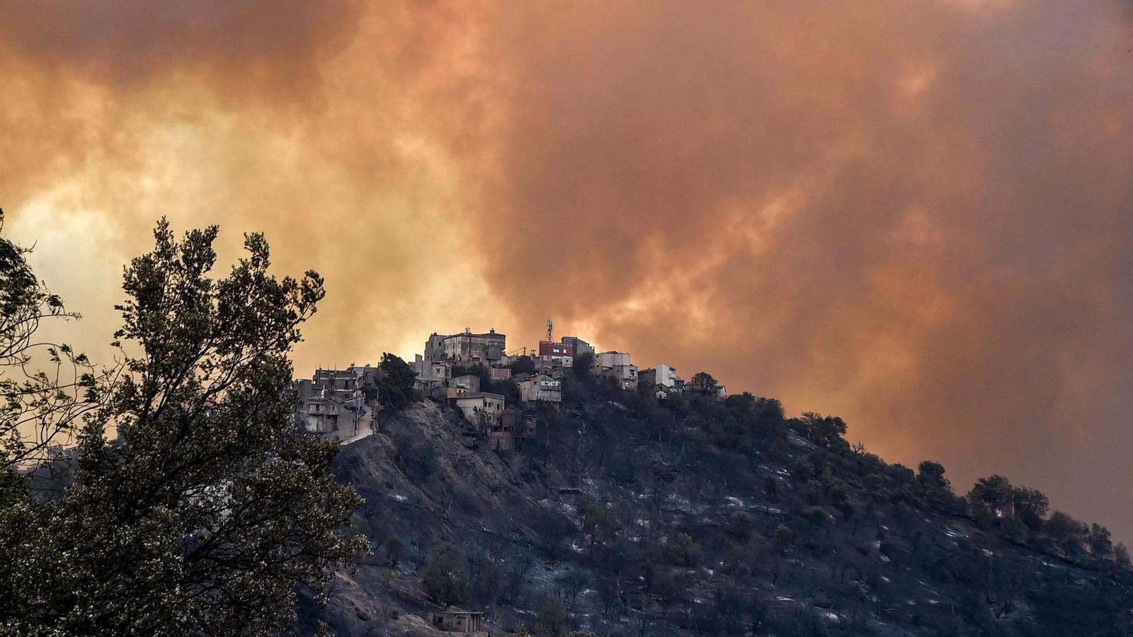 El fum emergeix d'un dels incendis que assota Algèria, a la regió de Kabylie