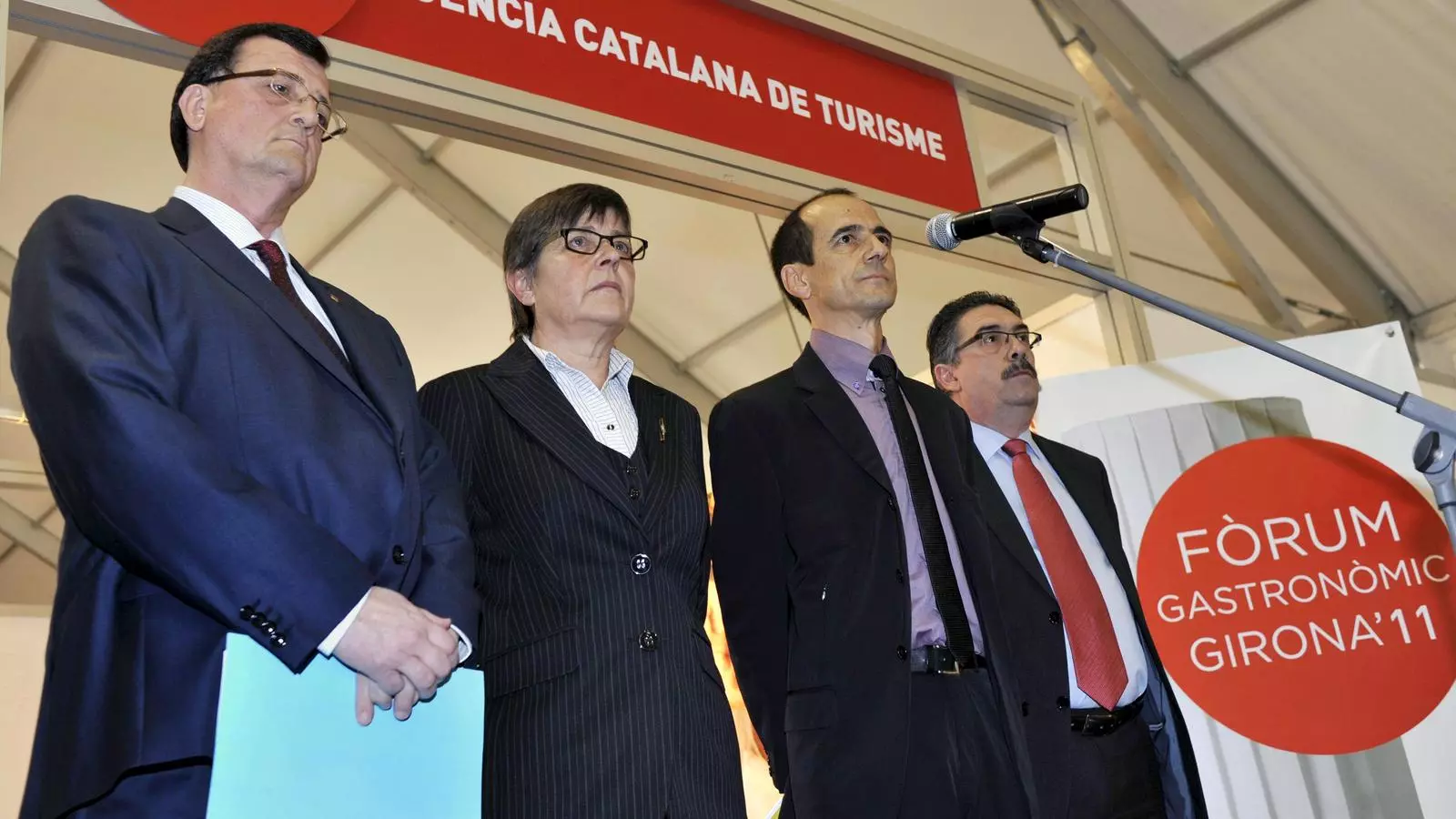 Francesc Xavier Mena, Anna Pagans, el director del Fòrum, Pep Palau, i el president de la Diputació de Girona, Enric Vilert, durant el minut de silenci per Santi Santamaria