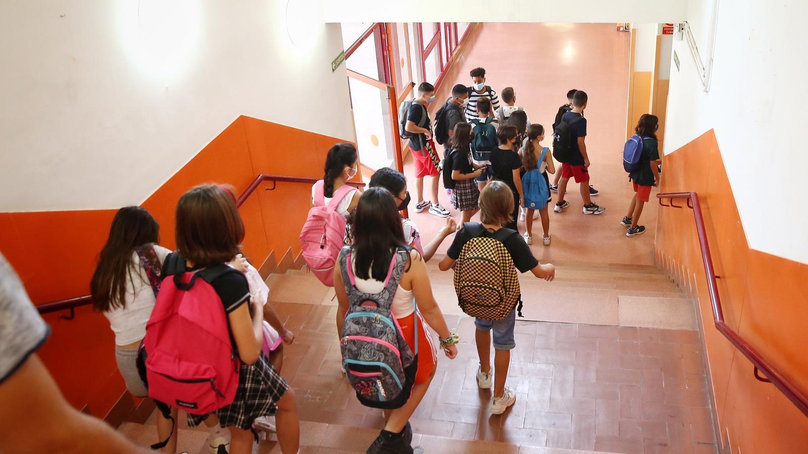 Un grupo de alumnos entra al instituto escuela Mirades, en el primer día de curso