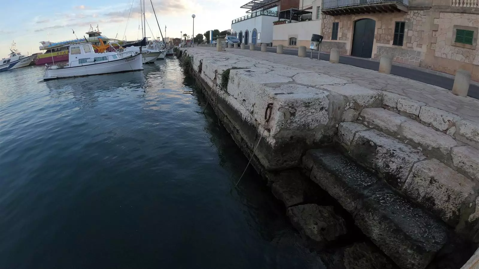 L'empedrat de l'antic dic de la primera línia de sa Duana a Portocolom