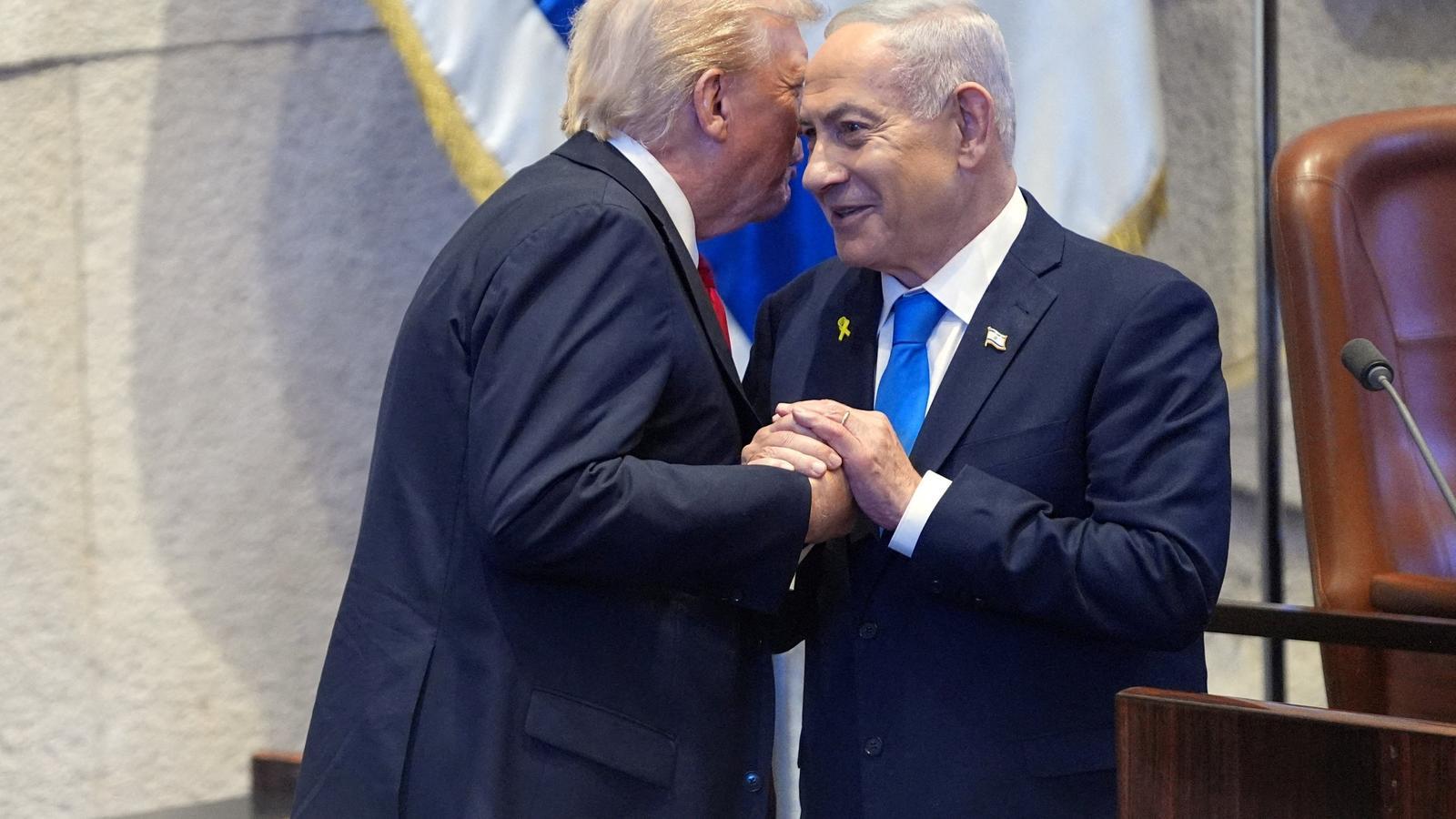 Trump habla al oído a Netanyahu en el Knesset.