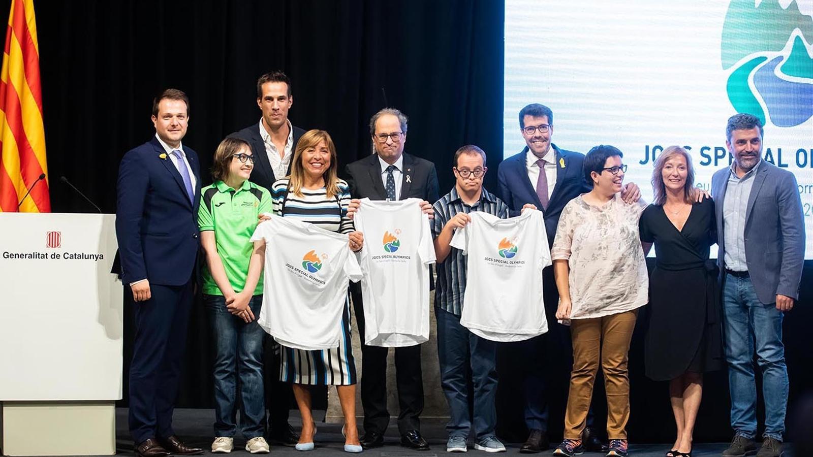 El president de la Generalitat de Catalunya, Quim Torra; l'alcalde de la Seu d'Urgell, Albert Batalla, i la cònsol major d'Andorra la Vella, Conxita Marsol, amb representants dels jocs Special Olympics en la presentació de l'esdeveniment. / COMÚ D'ANDORRA LA VELLA