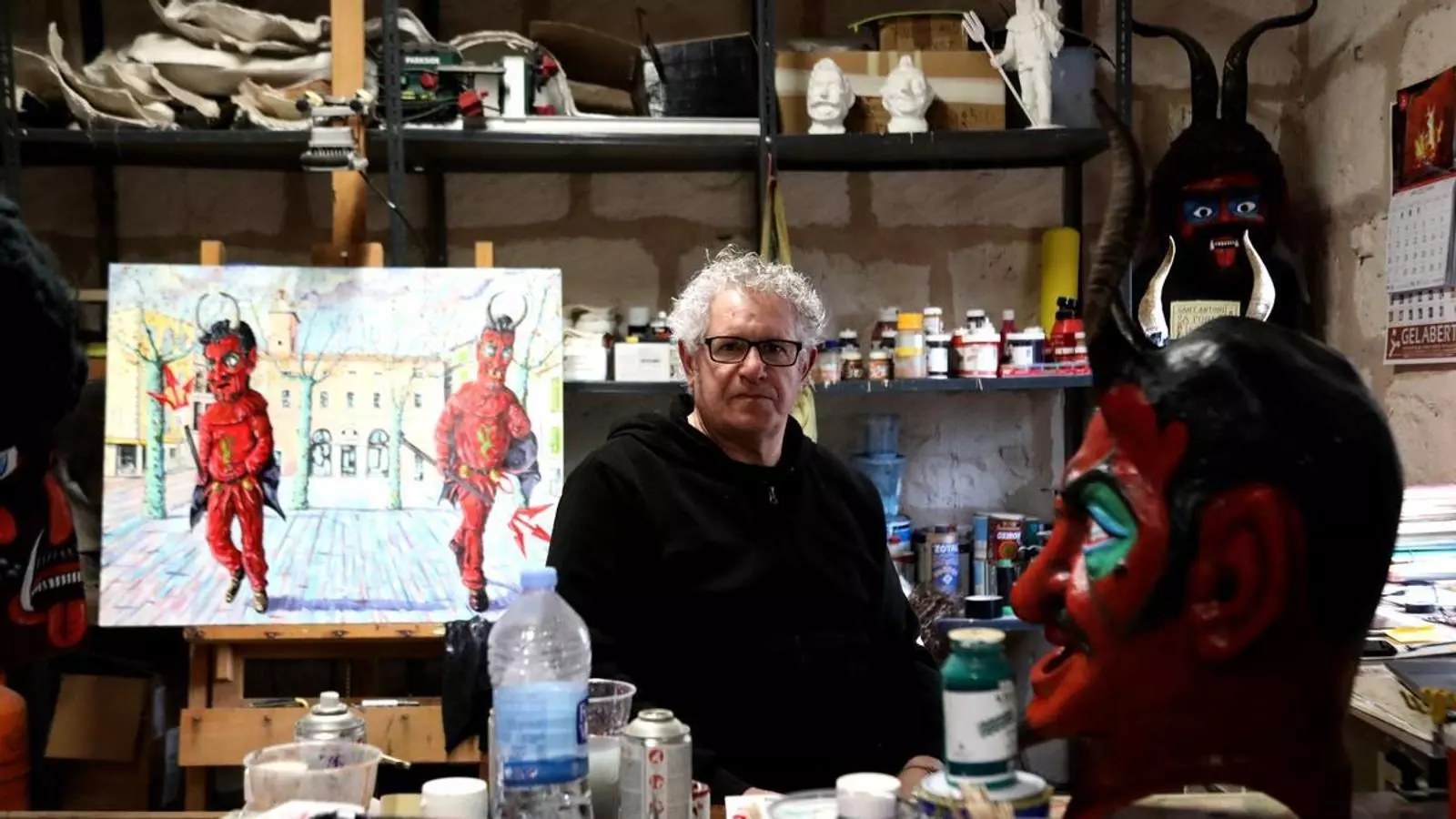L'escultor Andreu Company, al seu taller del carrer de la Creu de sa Pobla.