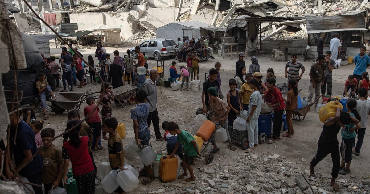 A double Israeli attack at the Nasser Hospital in Gaza leaves 14 dead, four of them journalists