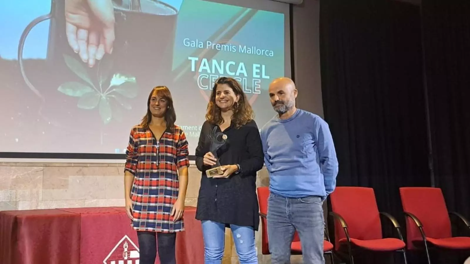La batlessa d'Esporles, Maria Ramon, arreplega el premi Mallorca Tanca el Cercle.