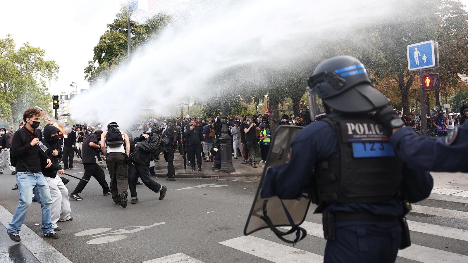 The police charge against the protesters with water cannons in Paris this Tuesday in the student protests.