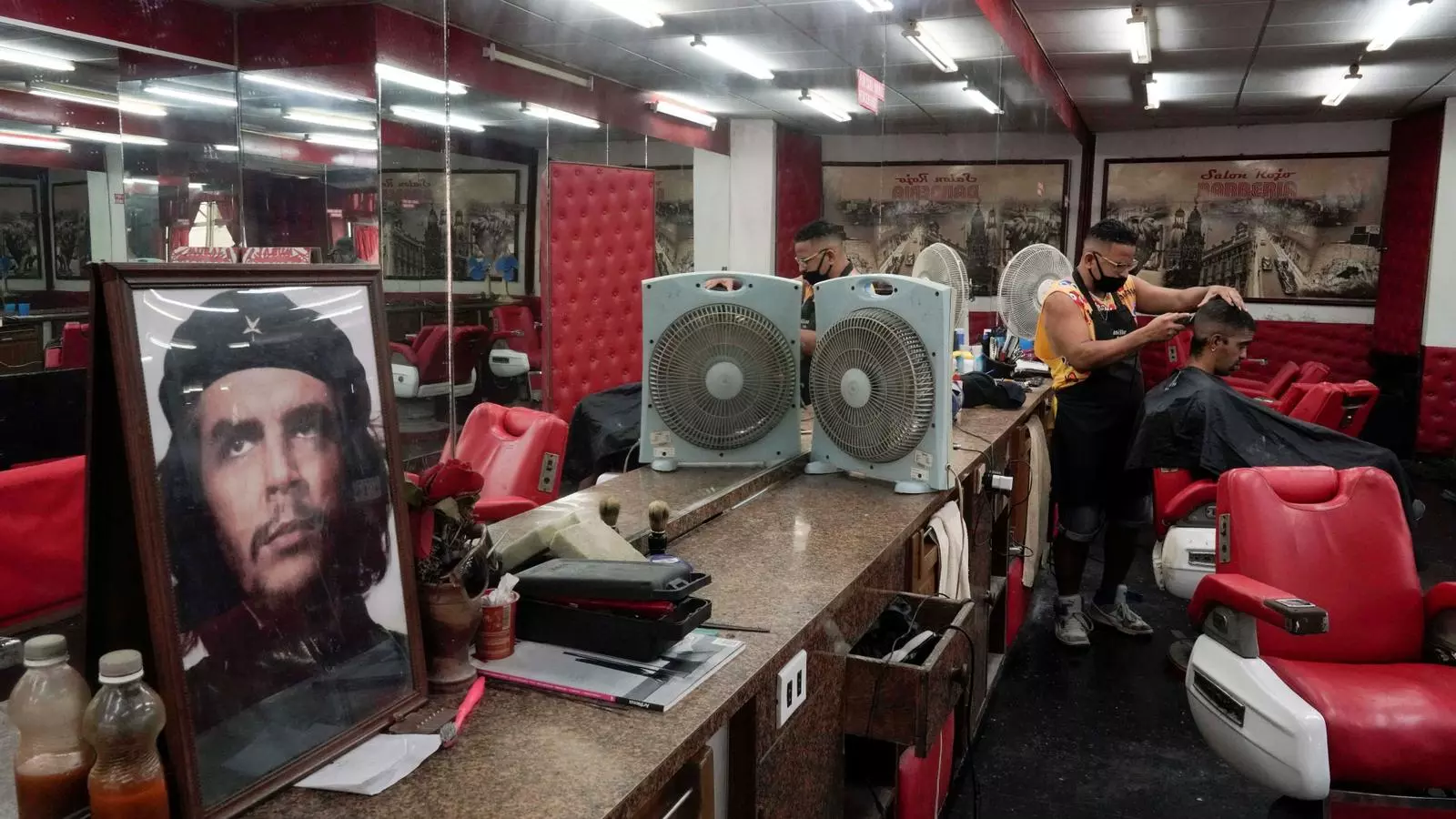 Un retrat del Che Guevara en una barberia de l'Havana