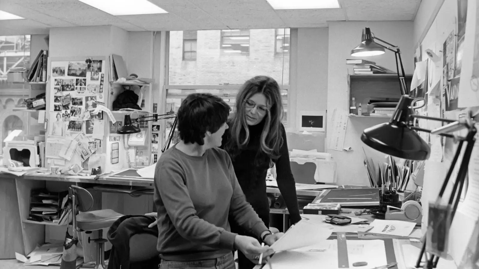 Gloria Steinem treballant en la revista 'Ms'