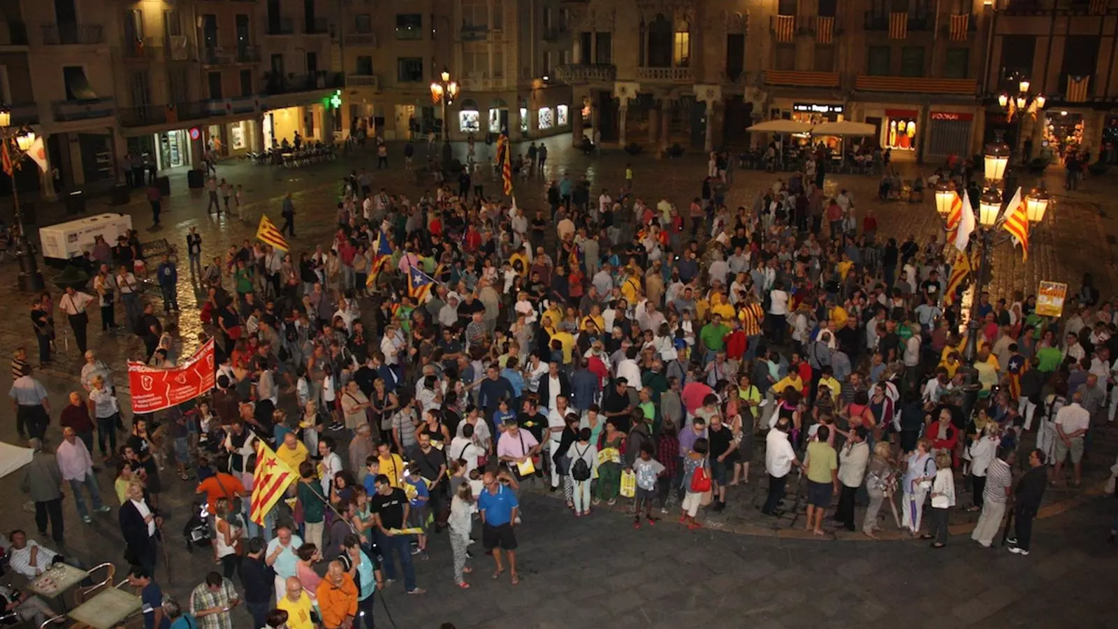 Veïns de Reus a la plaça del Mercadal, davant de l'Ajuntament, mentre es votava la moció pel 9-N / ACN