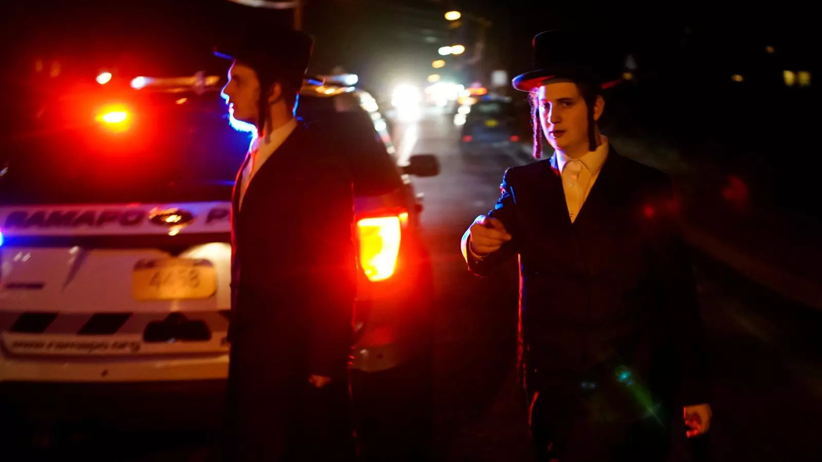 Jueus ortodoxos tracten d'arribar a la zona on hi havia hagut un apunyalament a Monsey, Nova York.