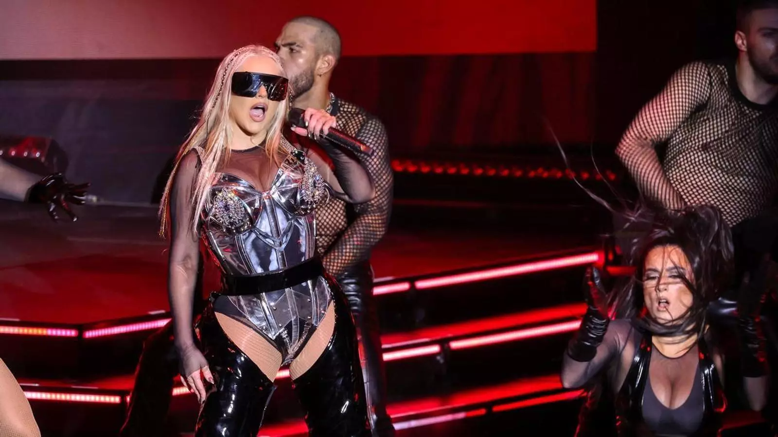 Christina Aguilera al tema inicial del concert al Festival de Cap Roig