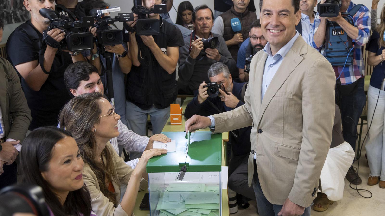Juanma Moreno Bonilla votando esta mañana en las elecciones andaluzas