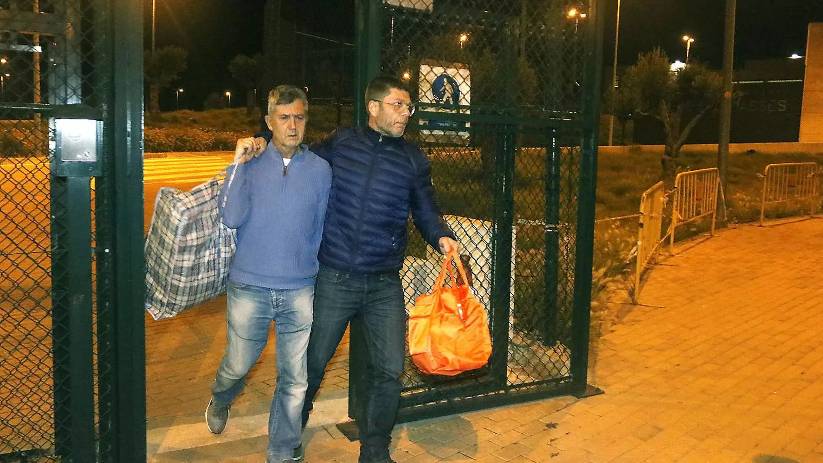 El sospitós del crim de Susqueda, Jordi Magentí, a l’esquerra de la imatge, ahir al vespre sortint de la presó de Puig de les Basses.