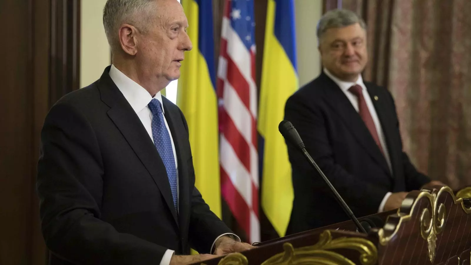 El president d'Ucraïna, Petró Poroixenko, i el secretari de Defensa dels EUA, James Mattis, atenent els mitjans de comunicació després de reunir-se a Kíev