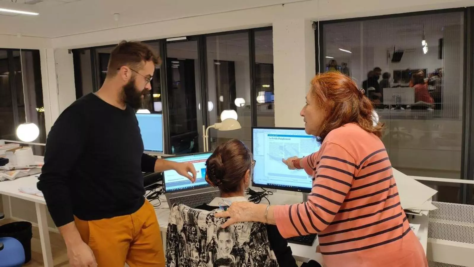 Eugènia Balcells treballant a l'ARA en el diari especial