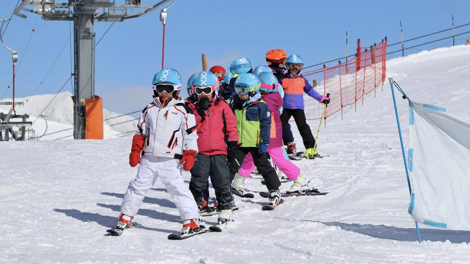 Els infants durant la darrera sessió de l'escola de neu d'Encamp.