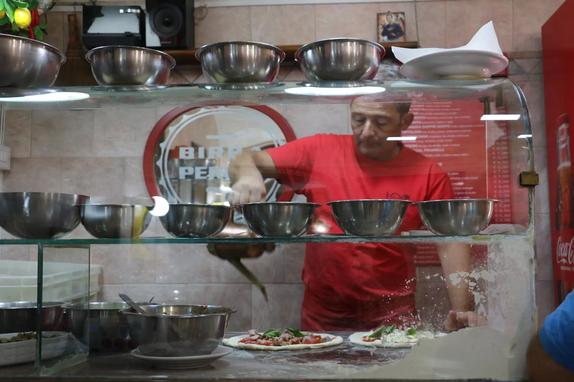 Giovanni Giovanni Sposito treballant a la seva pizzeria.