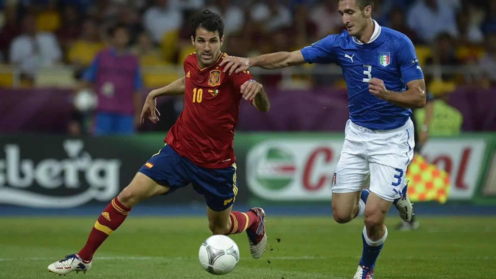 Cesc Fàbregas allunya la pilota de Giorgio Chiellini
