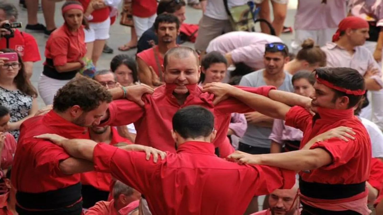Moments de concentració previs al primer quatre de vuit a plaça d'Albert Torrella. ROBERTA ESTEVES